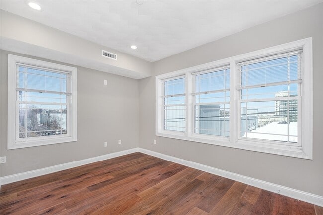 Building Photo - 131 Addison St