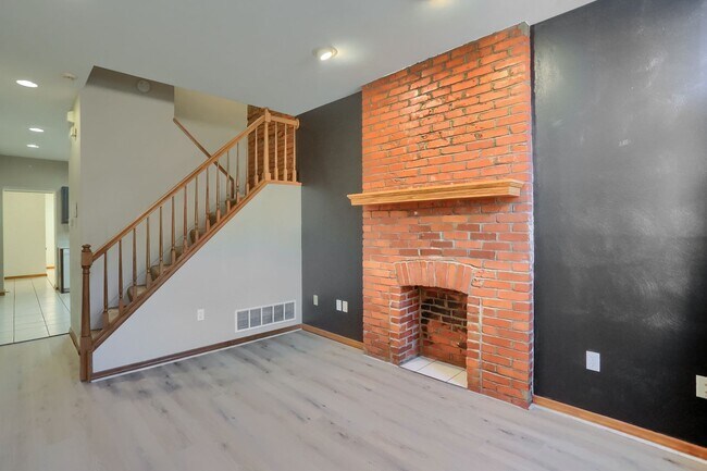 Photo - 2810 Sarah St Apartment