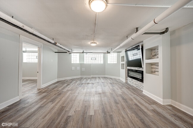 Building Photo - 2740 W 73rd St