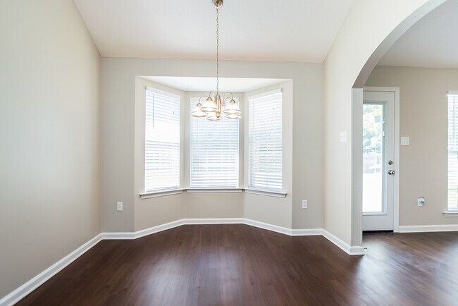 Building Photo - 10909 Lexington Dr