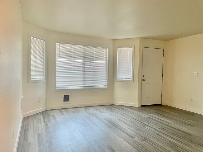 Living room - 5020 S Tyler St