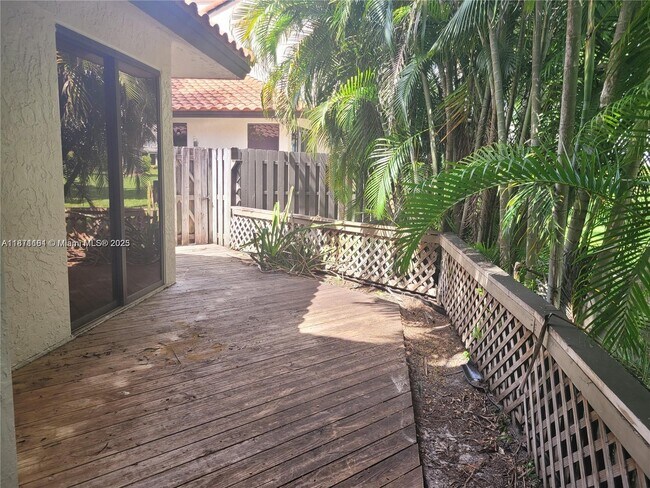 Foto del edificio - 5845 Fox Hollow Dr