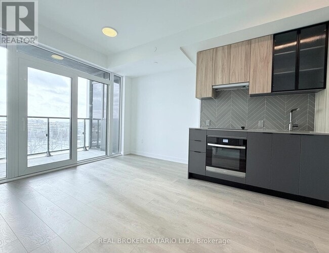 Building Photo - 1037 The Queensway