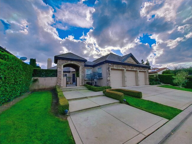 Foto del edificio - Custom Clovis Residence in Gated Community | Spacious Layout & 3-Car Garage!