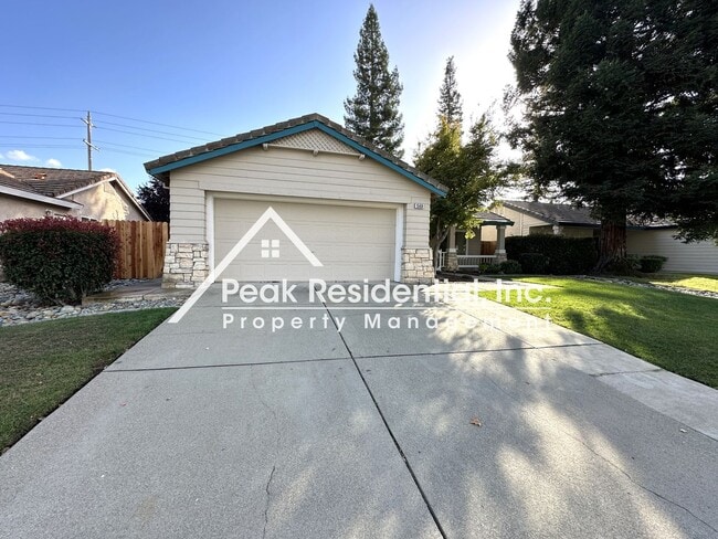 Foto del edificio - Very Nice Roseville 3bd/2ba Home with 2 Ca...