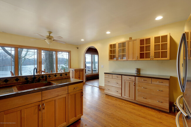 Building Photo - 207 Lakeside Ave