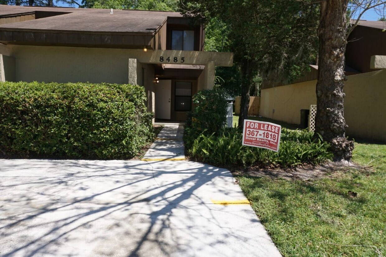 Primary Photo - 2 Bedroom, 2 full Bath Townhouse with Scre...
