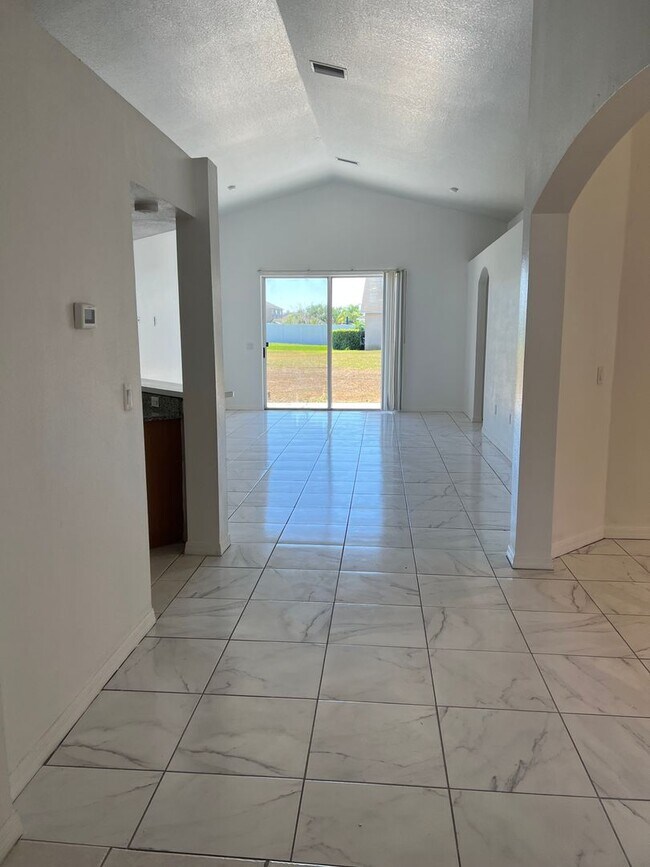 Building Photo - 4 Bedroom 3 Bath Single Family Home