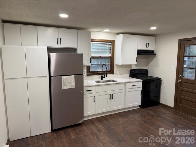 Building Photo - 526 Everette St