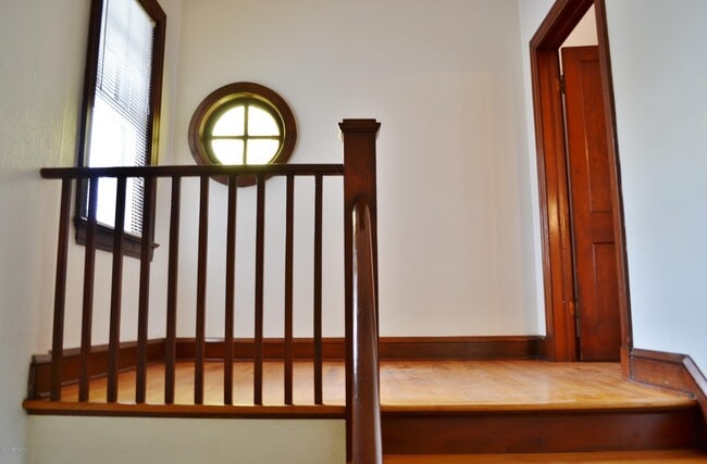 Building Photo - 2557 Dellwood Ave
