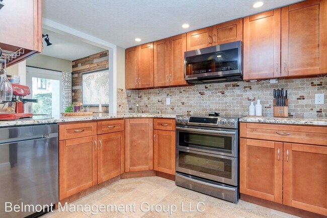 Building Photo - 2 br, 2.5 bath House - 645 Huntington Aven...