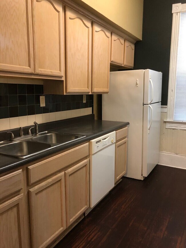 Building Photo - DOWNTOWN 3 BEDROOM!