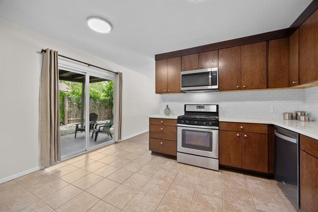 Building Photo - 8600 Hathaway Dr