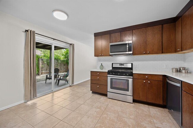 Foto del edificio - 8600 Hathaway Dr