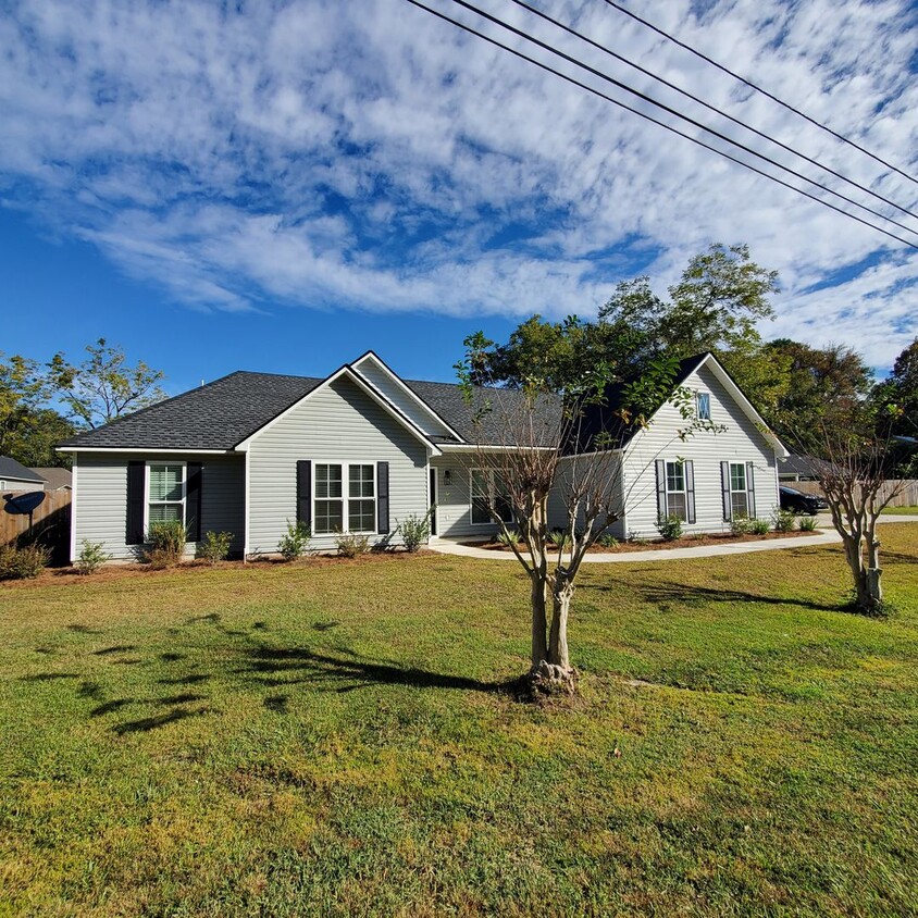 Primary Photo - Modern 4-Bed, 2-Bath Home with 2-Car Garag...