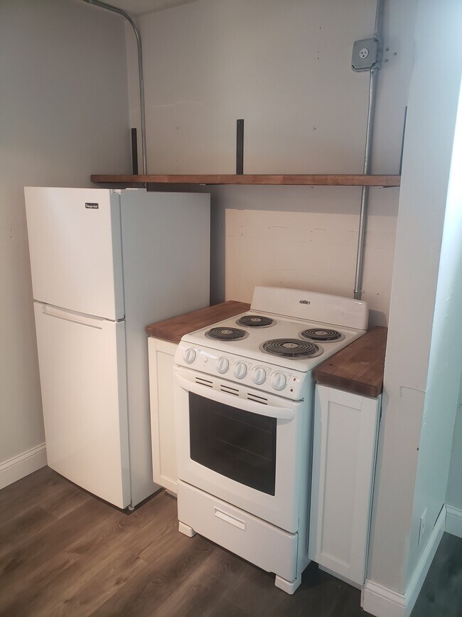 Range and Refrigerator - 601 S Orchard St