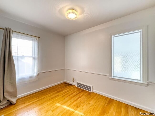 Building Photo - 806 N Altadena Ave