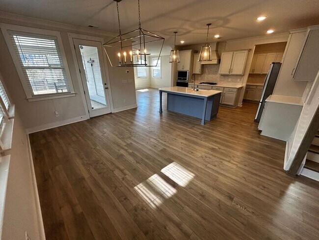 Foto del edificio - 4-Bed/3.5-Bath Home with Fenced Yard and Garage Parking/Available Soon!