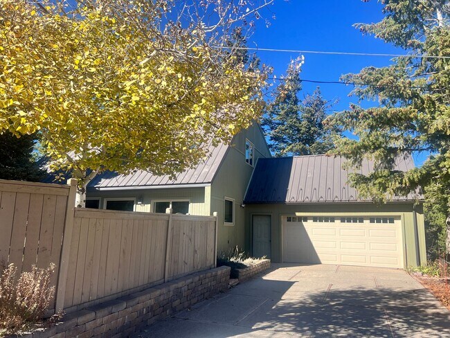 Building Photo - Summit Park Mountain Charm - 6 month lease available, fully furnished!