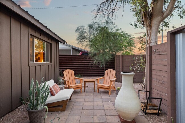 Building Photo - 702 N 72nd Pl