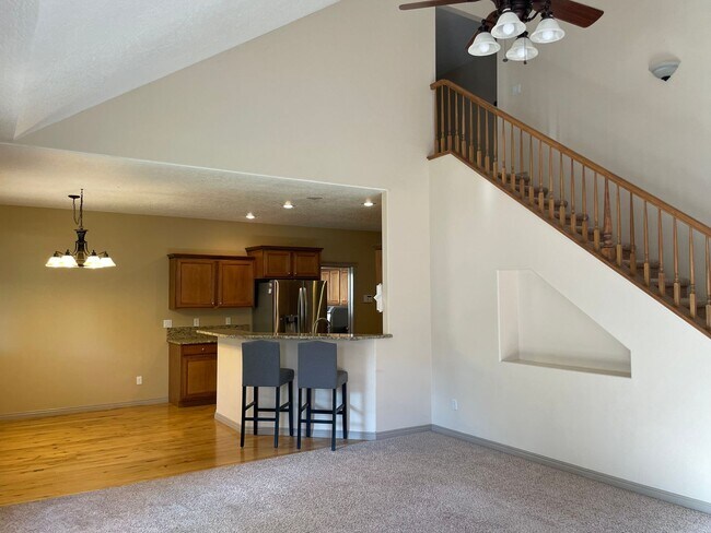 Foto del edificio - Beautiful 3-bedroom home on a large corner...