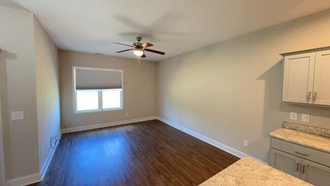 Building Photo - Beautiful 2 bedroom, 2.5 bath Townhouse