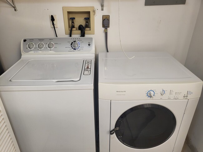 Washer and dryet provided - 609 N Washington St