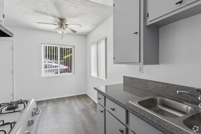 1 dormitorio, 1 baño - 882 pies cuadrados - Cocina - 2135 Santa Fe Ave.