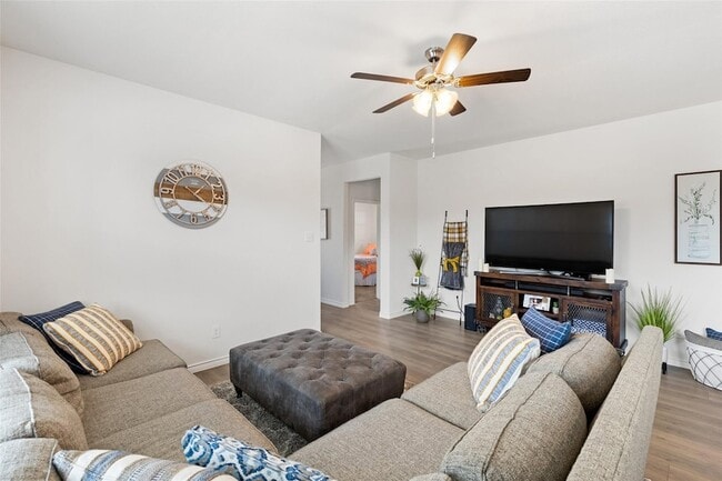 Foto del edificio - 1624 Bennington Ln