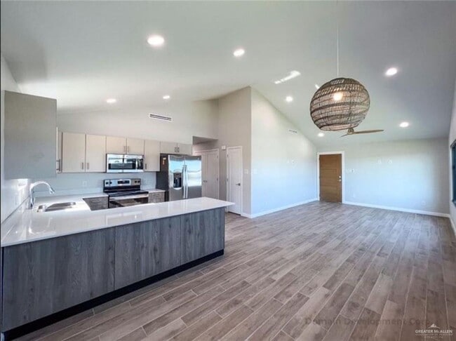 Building Photo - 1412 E Iris Ave