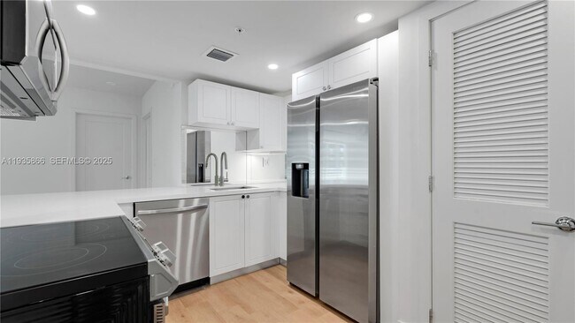 Foto del edificio - 555 NE 34th St