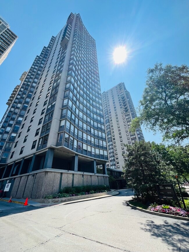 Building Photo - 5701 N Sheridan Rd