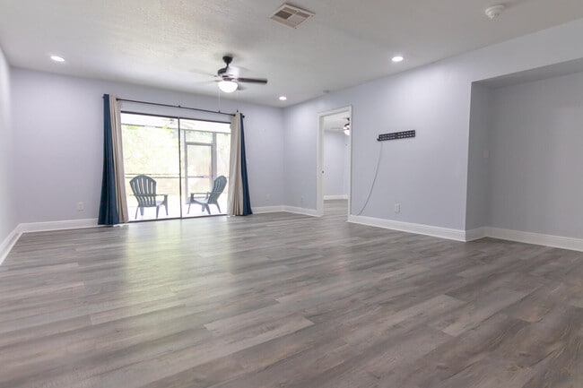 Building Photo - 1507 Lakeview Dr E