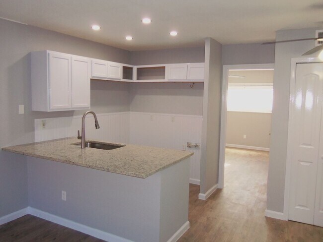Foto del edificio - Four plex in South Austin, Westgate area - 1 bedroom and 1 bathroom