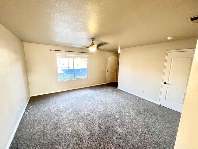Building Photo - 450 W 200 S