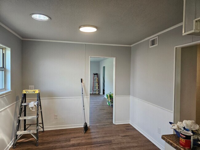 Building Photo - 3 bed 2 bath Newly Renovated Home For Rent