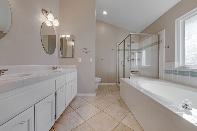 Foto del edificio - 3 Bedroom Folsom Home with Updated Kitchen, Pool and 3-Car Garage!