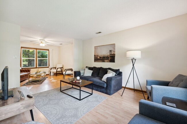 Building Photo - 3 bedroom home close to Duke Avaialble Ear...