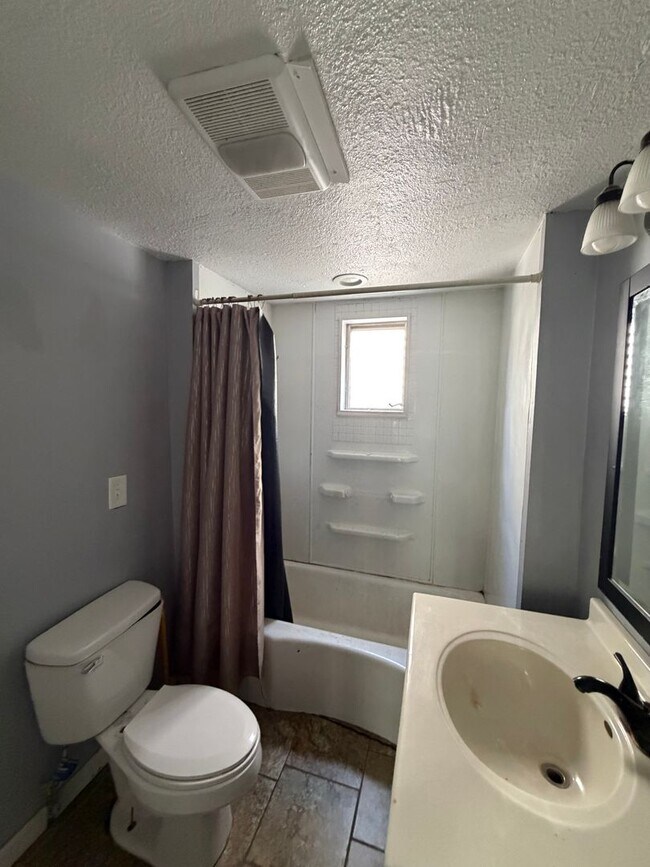 Foto del edificio - 2 bed 1 bath bungalow