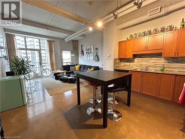 Building Photo - 66 Bay St S