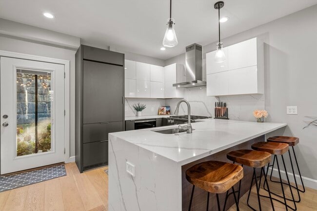 Building Photo - 50 Robey St