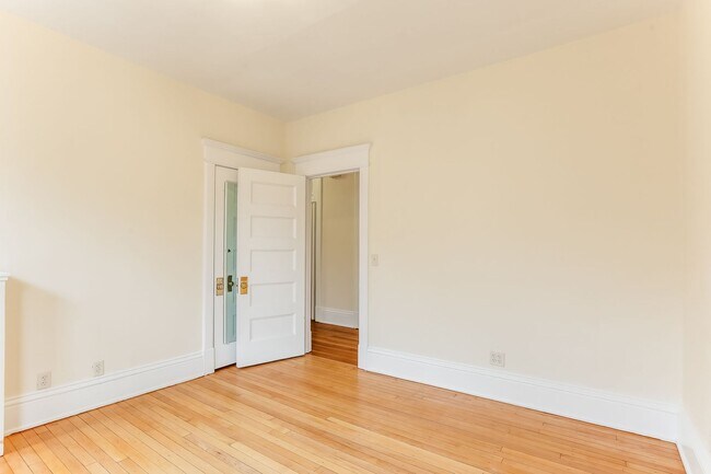 Foto del edificio - Stunning oversized 2 Bed/2Bath Condo in Cr...