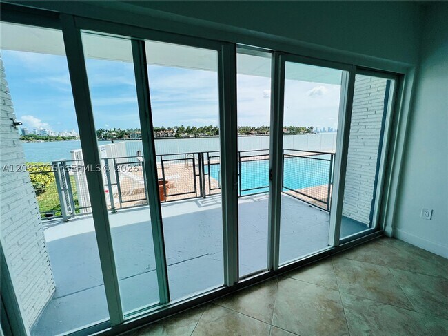 Foto del edificio - 946 Bay Dr E