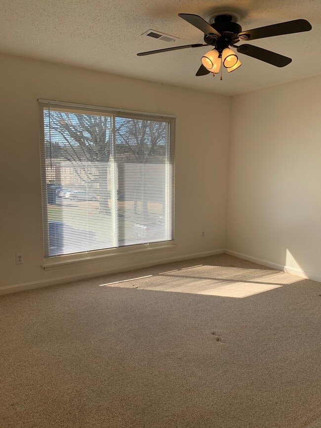 Bedroom - 2014 Hobbs Rd SE