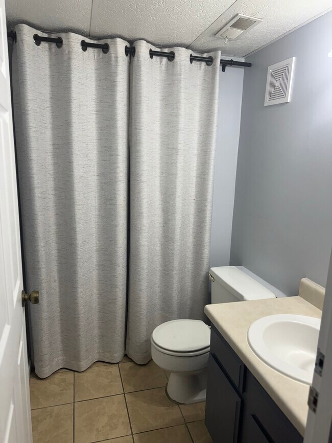 half bath mail level - 3983 N Quail Ln
