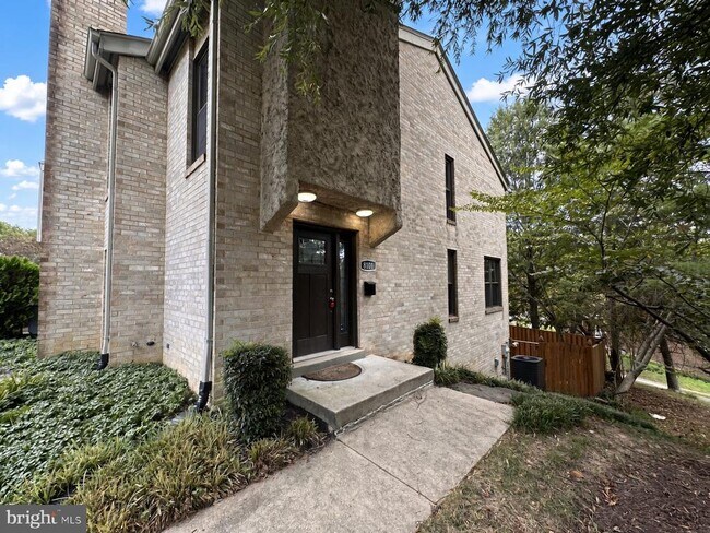 Foto del edificio - 8101 Burkart Ct