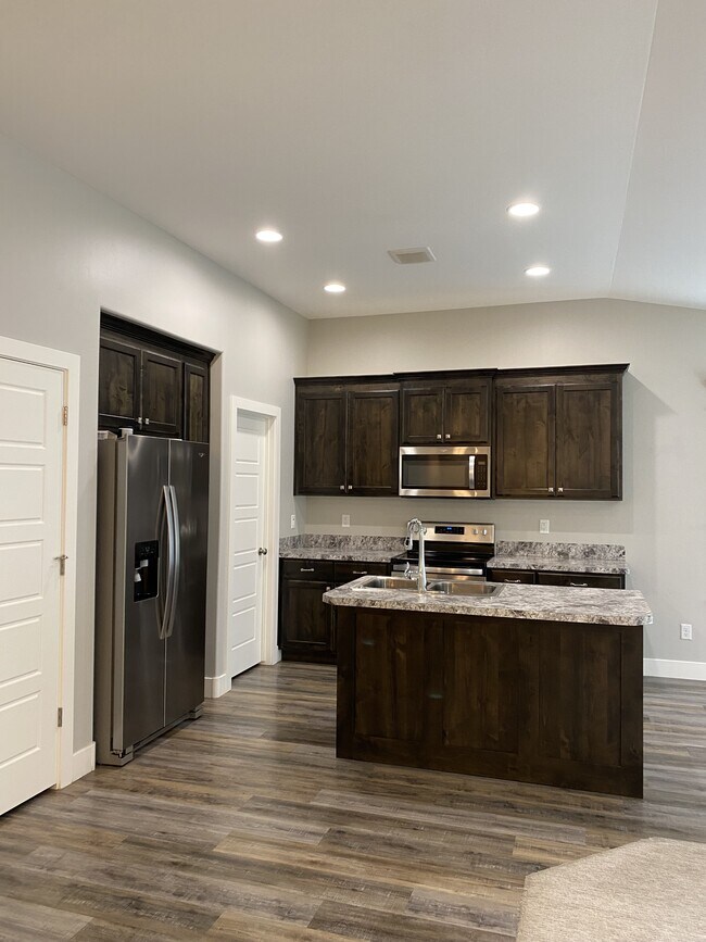 Foto del edificio - 3347 Kathaway Ln