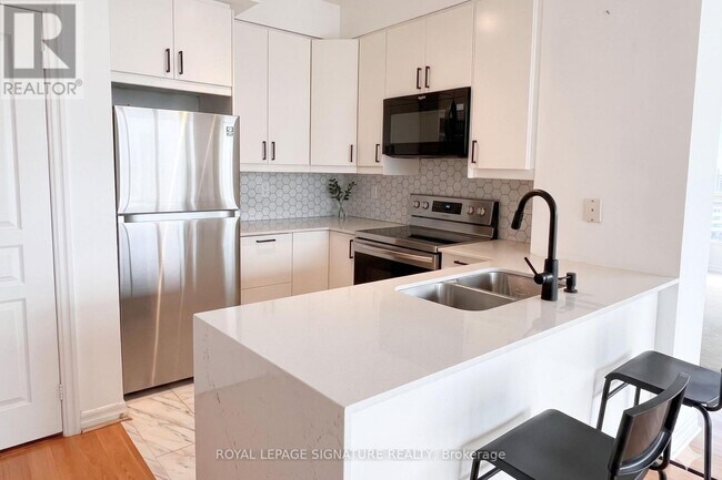 Photo du bâtiment - 220 Burnhamthorpe Rd W