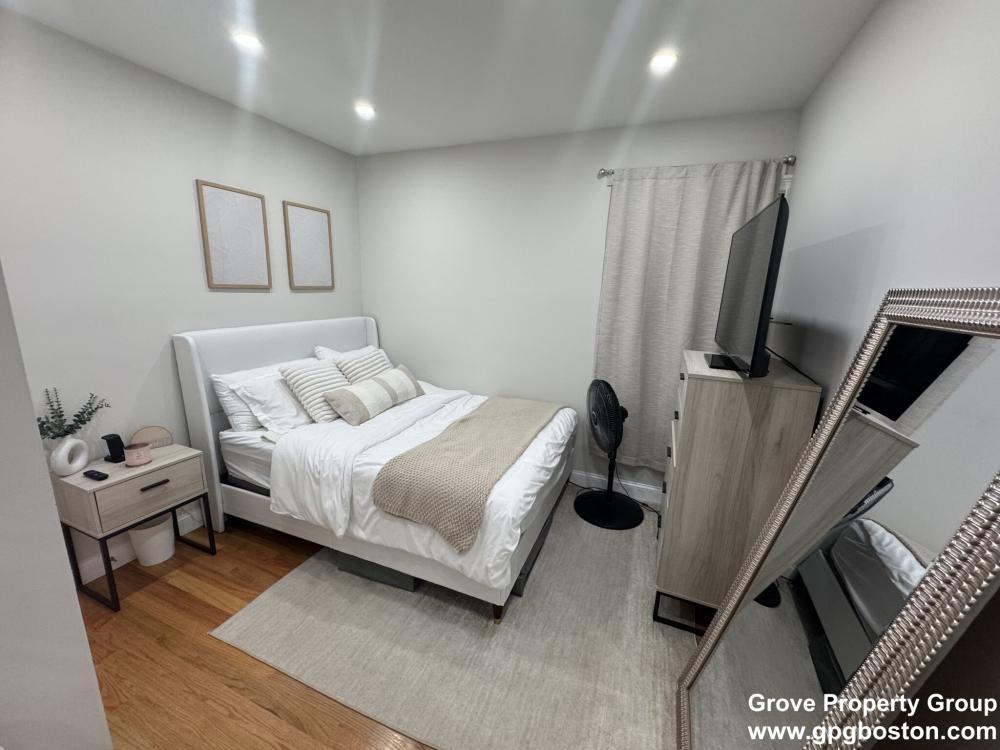 Foto principal - 4 bedroom in Boston MA 02127