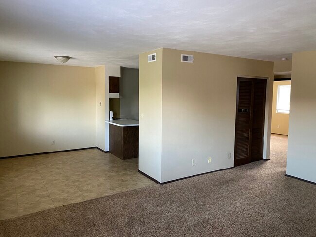Building Photo - 2622 Eastview Dr